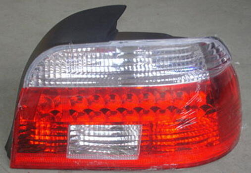 Фонарь задний внешний правый с диодным габаритом хрустальный красно-белый BMW E39 96-99 BME3996-748RW-R 63212496298