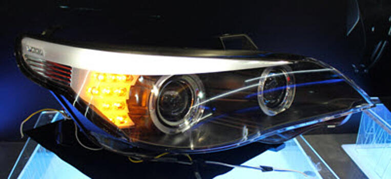 Фары передние под ксенон D2S с ангельскими глазками, светодиодной секцией и диодным поворотником черные BMW E60 04-06 BME6004-002B-N 63127160193+63127160194