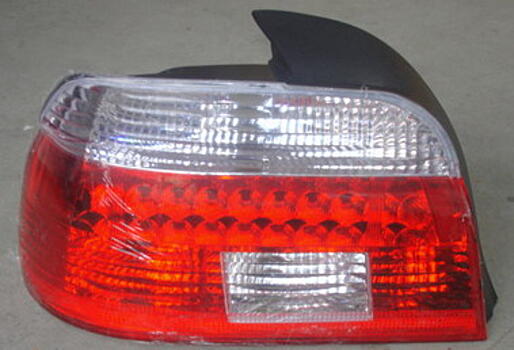 Фонарь задний внешний левый с диодным габаритом хрустальный красно-белый BMW E39 96-99 BME3996-748RW-L 63212496297